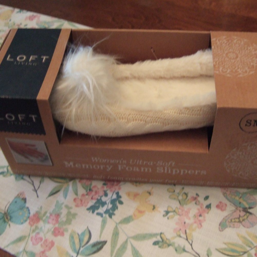 LOFT LIVING MEMORY FOAM SLIPPERS SIZE S/M